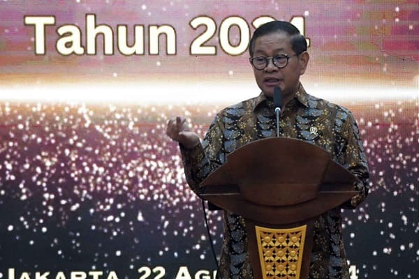 Seskab Pramono Anung Serahkan Anugerah