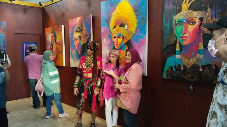 Wanita Inspirasi dalam Goresan Kuas Muit Arsa