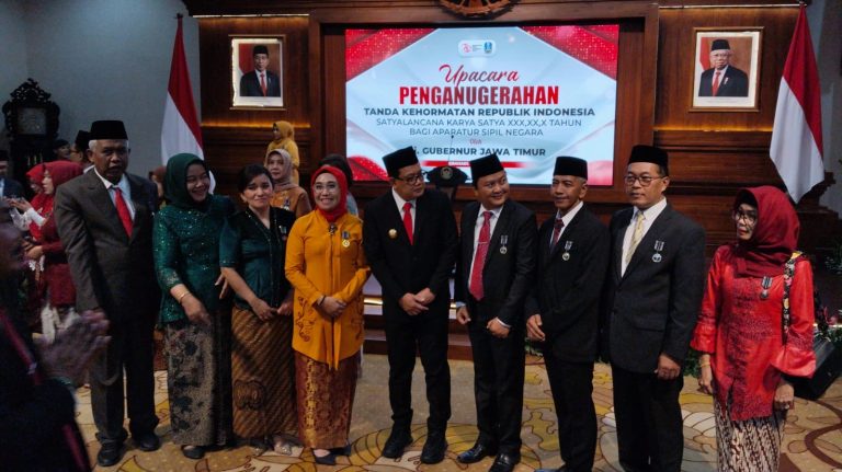 Pj Gubernur Jatim Sematkan Satyalancana Karya Satya, Apresiasi Loyalitas ASN