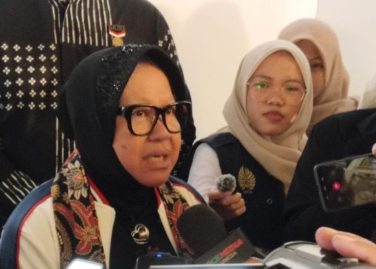 Hadiri PKKMB Unesa, Risma MenSos Memberikan Semangat Juang Bagi Maba