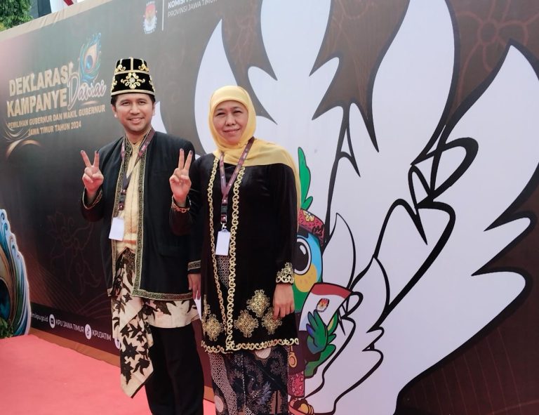 Ribuan Pendukung Antusias Iringi Khofifah-Emil dalam Deklarasi Kampanye Damai