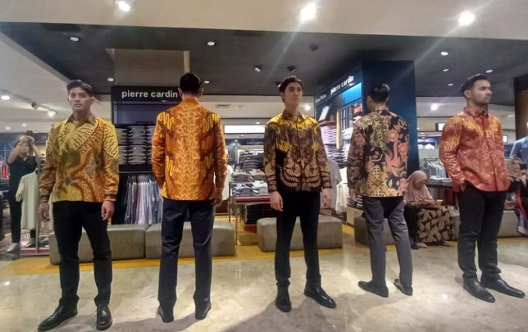 Rayakan Hari Batik Nasional, SOGO Tunjungan Plaza Hadirkan Fashion Show Dengan Paduan Gaya Batik Pria