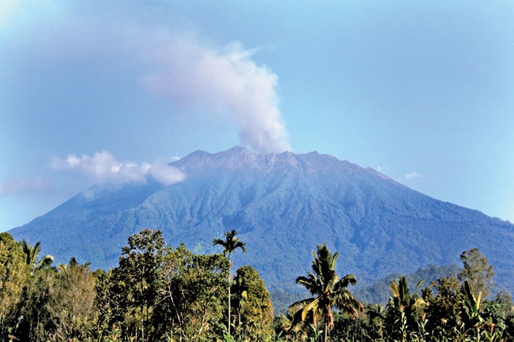 Gunung Raung Waspada