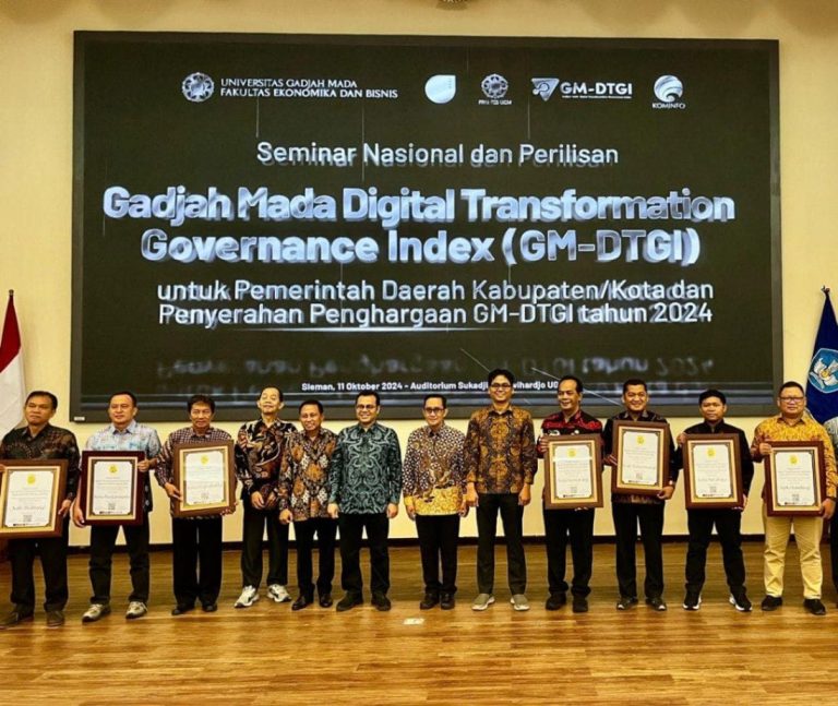 Pemkot Surabaya Raih Penghargaan Dari UGM Usai Sukses Kembangkan Layanan Publik Berbasis Digital