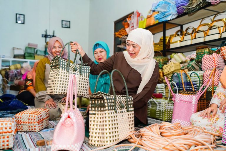 Kala Khofifah Borong Tas Anyam Hasil Produksi UMKM Ponorogo