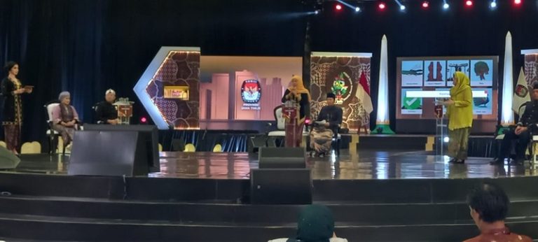 Khofifah Tanggapi Respon Paslon Lain: Tri Rismaharini dan Luluk Nur Hamida