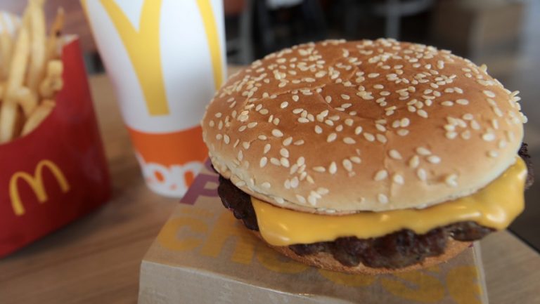 Bawang Bombai dalam Burger McDonald’s Diduga Penyebab Wabah E. Coli!