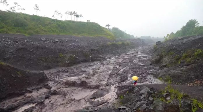 Gunung Semeru awan panas