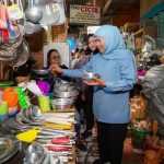 Histeris Pedagang Pasar Besar Malang Sambut Khofifah, Gelorakan Semangat Harus Menang.