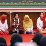 Cagub Risma di Surabaya