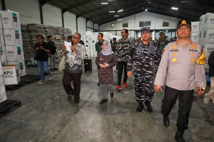 KPU Surabaya Distribusikan Logistik