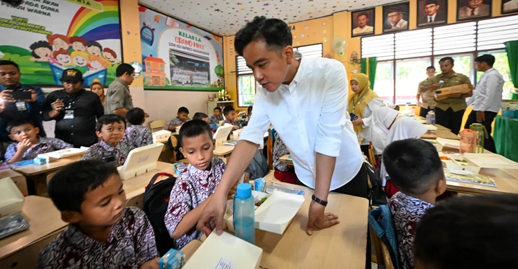 Wapres Tinjau Program Makan Bergizi Gratis di SDN 103 Inpres Hasanuddin Makassar