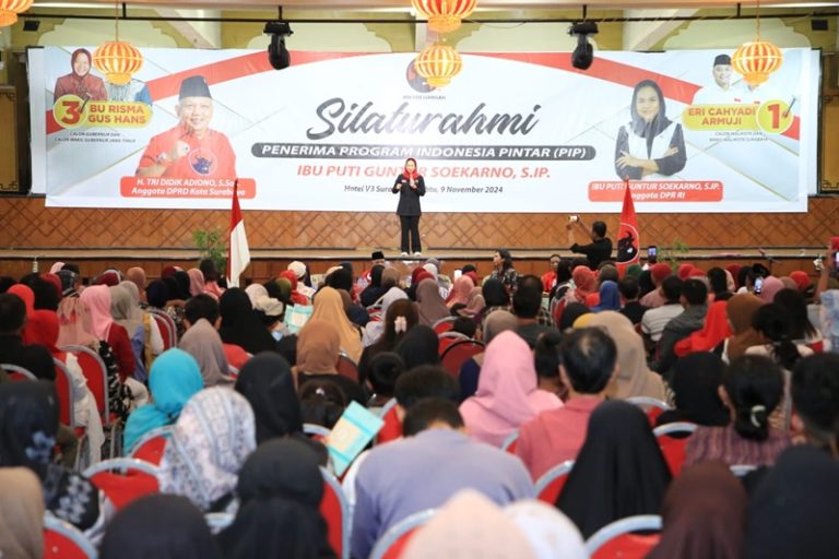 Puti Guntur Soekarno Bagikan 1050 PIP di 6 Kecamatan