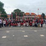 Ratusan Pendukung Risma-Gus Hans Bagikan Bunga, Wujud Sebarkan Kasih Kepada Masyarakat