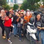 Ratusan Pendukung Risma-Gus Hans Bagikan Bunga, Wujud Sebarkan Kasih Kepada Masyarakat