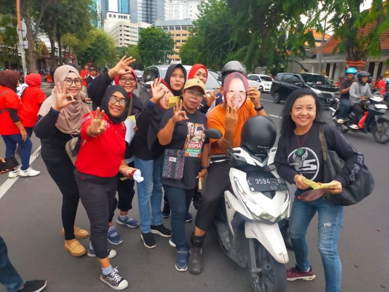 Ratusan Pendukung Risma-Gus Hans Bagikan Bunga, Wujud Sebarkan Kasih Kepada Masyarakat