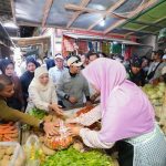 Sambang Pasar Semampir Kraksaan, Khofifah Disambut Antusias Luar Biasa oleh Masyarakat Probolinggo.