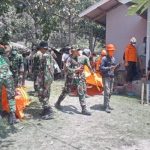Prajurit TNI AL Evakuasi Korban Letusan Gunung Lewotobi Laki-laki di Flores Timur
