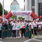Jatimers Run To Care Kembali Digelar, Bank Jatim Serahkan Donasi Ke Yayasan Bina Karya Mandiri