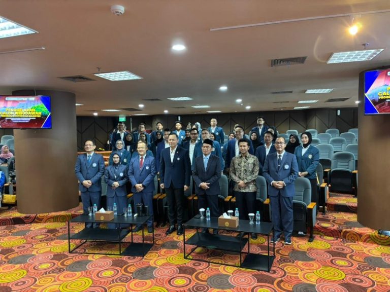 AHY Raih Gelar Wisudawan Terbaik Program Doktor Unair, Ditemani Keluarga dan Petinggi Demokrat