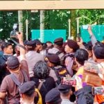 Kericuhan Terjadi saat Proses Eksekusi Hotel Garden Palace Surabaya.