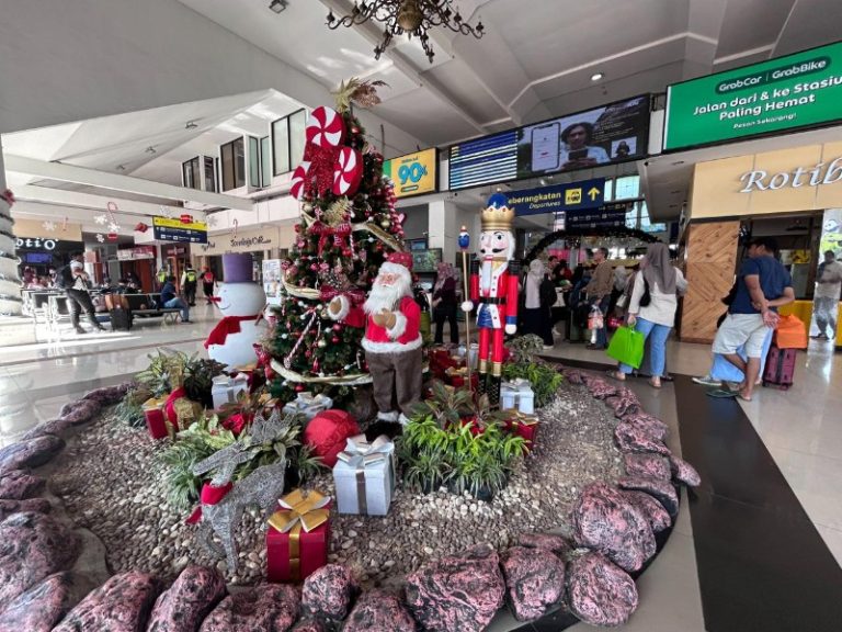 KAI Daop 8 Surabaya Meriahkan Nataru 2024/2025, Hadirkan Pohon Cemara Tertinggi