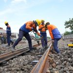 KAI Daop 8 Surabaya Siapkan Jalur Rel Aman Hadapi Libur Nataru dan Musim Hujan