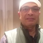 Komisi Pemilihan Umum (KPU) Jawa Timur akan memulai proses rekapitulasi hasil Pemilihan Kepala Daerah (Pilkada) 2024, khususnya untuk Pemilihan Gubernur dan Wakil Gubernur Jatim Proses ini merupakan langkah penting untuk menentukan hasil perhitungan suara Pilgub Jatim, Minggu, (07/12/2024)  Dalam sebuah media briefing, Choirul Umam, salah satu Komisioner KPU Jatim, menjelaskan tahapan pelaksanaan rekapitulasi perolehan suara. Rekapitulasi tersebut direncanakan akan selesai pada malam hari tanggal 8 Desember 2024, setelah itu hasilnya akan dituangkan dalam berita acara resmi.  “Berita acara tersebut akan menjadi dasar bagi KPU untuk membuat keputusan hasil pemilihan, namun bukan penetapan pasangan calon (paslon) terpilih. Kami masih menunggu satu penetapan lagi,” jelas Choirul Umam.  Penetapan paslon terpilih, lanjut Choirul, baru bisa dilakukan setelah menunggu tiga hari pasca penetapan KPU. Selama periode tersebut, KPU menunggu apakah ada sengketa yang diajukan terkait hasil pemilu. Jika tidak ada sengketa yang diajukan, maka tiga hari kerja setelah pemberitahuan dari Mahkamah Konstitusi (MK), KPU Jatim akan menetapkan paslon terpilih.   Baca Juga : IKLAN Layanan Masyarakat KPU Jatim Ajakan Memilih  “Jika tidak ada sengketa, kami akan menerima pemberitahuan dari KPU RI, yang kemudian disampaikan ke KPU Jatim. Setelah itu, kami akan menetapkan paslon terpilih dalam waktu tiga hari kerja berikutnya,” lanjut Choirul.  Rapat pleno rekapitulasi suara yang akan digelar pada tanggal 7 Desember 2024 ini bersifat terbuka, artinya siapa pun dapat hadir, meskipun ruangannya terbatas. Pihak yang diundang sesuai dengan ketentuan yang ada dalam Peraturan KPU (PKPU) antara lain pasangan calon, Bawaslu Kabupaten/Kota, serta pihak terkait lainnya seperti pemantau pemilu dan wartawan.  “Untuk memberikan akses yang lebih luas, KPU Jatim juga akan melakukan live streaming melalui YouTube agar masyarakat dapat memantau jalannya proses tersebut,”  Hingga sore hari ini, terdapat tiga kabupaten yang telah mengajukan permohonan sengketa pemilu melalui website Mahkamah Konstitusi (MK), yaitu Magetan, Bangkalan, dan Ponorogo. Sengketa yang diajukan terkait dengan hasil perhitungan suara dalam Pemilihan Bupati di wilayah-wilayah tersebut.  “Jika ada sengketa yang terkait dengan prosedur atau selisih hasil perhitungan suara, maka hal itu akan masuk dalam rangkaian proses sengketa,” terang Choirul.  Sementara itu, untuk Pilgub Jatim, belum ada sengketa yang diajukan. Proses rekapitulasi suara akan berlangsung hingga penetapan hasil pemilu, dan jika tidak ada sengketa, KPU Jatim akan segera melanjutkan ke tahap penetapan paslon terpilih.