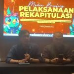 Komisi Pemilihan Umum (KPU) Jawa Timur akan memulai proses rekapitulasi hasil Pemilihan Kepala Daerah (Pilkada) 2024, khususnya untuk Pemilihan Gubernur dan Wakil Gubernur Jatim Proses ini merupakan langkah penting untuk menentukan hasil perhitungan suara Pilgub Jatim, Minggu, (07/12/2024)  Dalam sebuah media briefing, Choirul Umam, salah satu Komisioner KPU Jatim, menjelaskan tahapan pelaksanaan rekapitulasi perolehan suara. Rekapitulasi tersebut direncanakan akan selesai pada malam hari tanggal 8 Desember 2024, setelah itu hasilnya akan dituangkan dalam berita acara resmi.  “Berita acara tersebut akan menjadi dasar bagi KPU untuk membuat keputusan hasil pemilihan, namun bukan penetapan pasangan calon (paslon) terpilih. Kami masih menunggu satu penetapan lagi,” jelas Choirul Umam.  Penetapan paslon terpilih, lanjut Choirul, baru bisa dilakukan setelah menunggu tiga hari pasca penetapan KPU. Selama periode tersebut, KPU menunggu apakah ada sengketa yang diajukan terkait hasil pemilu. Jika tidak ada sengketa yang diajukan, maka tiga hari kerja setelah pemberitahuan dari Mahkamah Konstitusi (MK), KPU Jatim akan menetapkan paslon terpilih.   Baca Juga : IKLAN Layanan Masyarakat KPU Jatim Ajakan Memilih  “Jika tidak ada sengketa, kami akan menerima pemberitahuan dari KPU RI, yang kemudian disampaikan ke KPU Jatim. Setelah itu, kami akan menetapkan paslon terpilih dalam waktu tiga hari kerja berikutnya,” lanjut Choirul.  Rapat pleno rekapitulasi suara yang akan digelar pada tanggal 7 Desember 2024 ini bersifat terbuka, artinya siapa pun dapat hadir, meskipun ruangannya terbatas. Pihak yang diundang sesuai dengan ketentuan yang ada dalam Peraturan KPU (PKPU) antara lain pasangan calon, Bawaslu Kabupaten/Kota, serta pihak terkait lainnya seperti pemantau pemilu dan wartawan.  “Untuk memberikan akses yang lebih luas, KPU Jatim juga akan melakukan live streaming melalui YouTube agar masyarakat dapat memantau jalannya proses tersebut,”  Hingga sore hari ini, terdapat tiga kabupaten yang telah mengajukan permohonan sengketa pemilu melalui website Mahkamah Konstitusi (MK), yaitu Magetan, Bangkalan, dan Ponorogo. Sengketa yang diajukan terkait dengan hasil perhitungan suara dalam Pemilihan Bupati di wilayah-wilayah tersebut.  “Jika ada sengketa yang terkait dengan prosedur atau selisih hasil perhitungan suara, maka hal itu akan masuk dalam rangkaian proses sengketa,” terang Choirul.  Sementara itu, untuk Pilgub Jatim, belum ada sengketa yang diajukan. Proses rekapitulasi suara akan berlangsung hingga penetapan hasil pemilu, dan jika tidak ada sengketa, KPU Jatim akan segera melanjutkan ke tahap penetapan paslon terpilih.