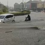 Banjir Rendam Jalanan Surabaya dan Sidoarjo Usai Diguyur Hujan Lebat.