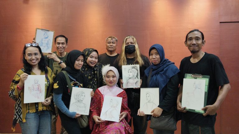 Momen Kreatif di Awal Tahun: Seniman Surabaya Berebut Lukis Model Cantik Berhijab