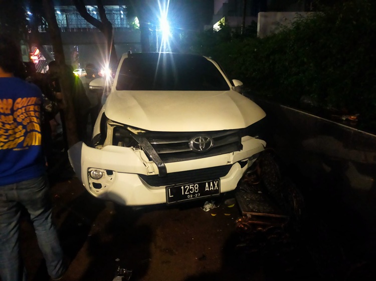 Mobil Fortuner Naik Trotoar
