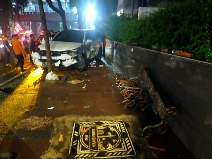 Mobil Fortuner Naik Trotoar