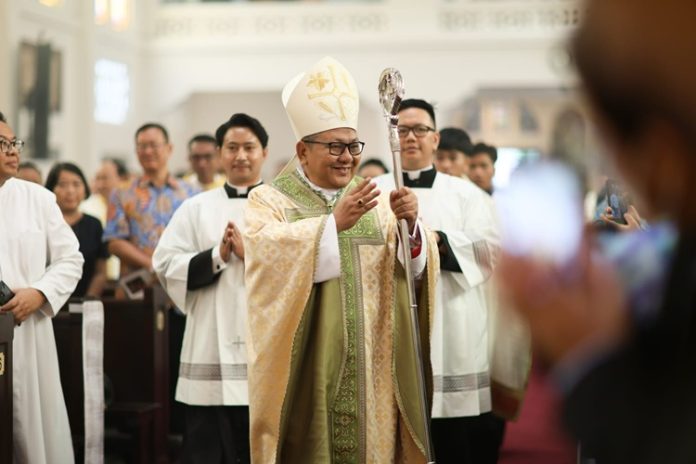 Uskup Didik Misa Pontifikal