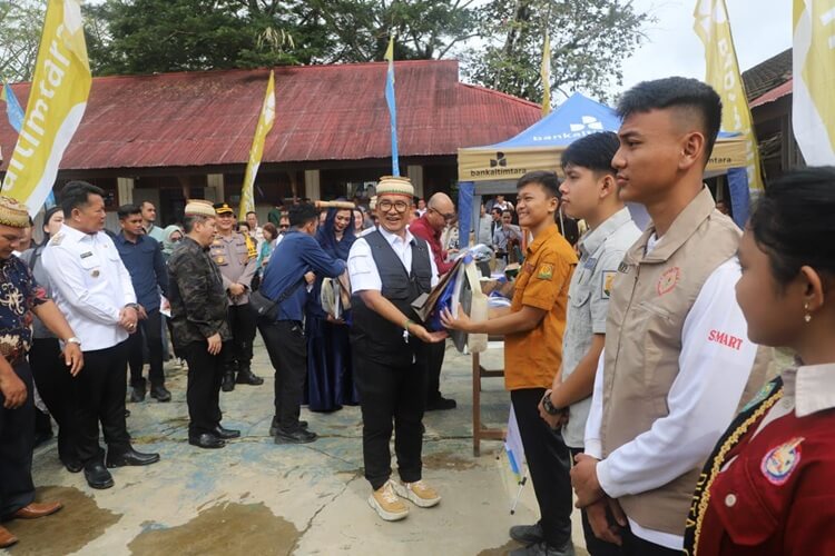 Pj Gubernur Kaltim Sambangi Mahakam Ulu, Sapa Pelajar dan Salurkan Bantuan