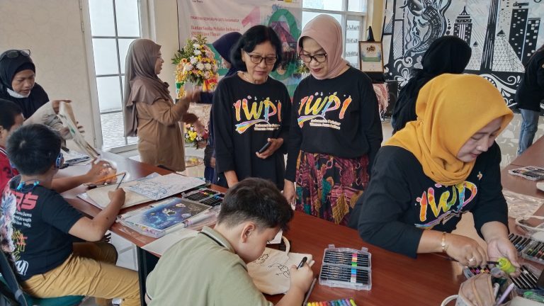 Melihat Keseruan Anak Disabilitas Surabaya Lomba Menggambar di HUT ke-10 IWPI