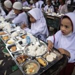 Ilustrasi-siswa-sekolah-dasar-SD-sedang-menyantap-makanan