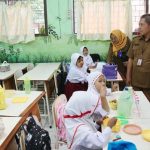 Wali-Kota-Surabaya-Eri-Cahyadi-saat-meninjau-uji-coba-makan-bergizi-gratis-di-Surabaya-pada-2024