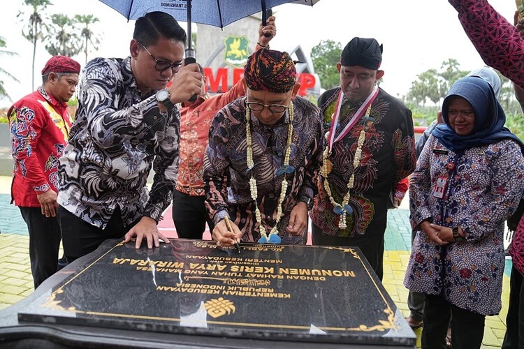 Tugu Keris Arya Wiraraja