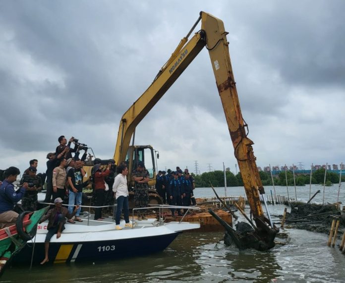 Pagar laut di Bekasi