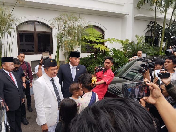 Sertijab Hari Ini, Dedi Mulyadi Kenakan Pakaian Serba Putih dengan Peci Hitam