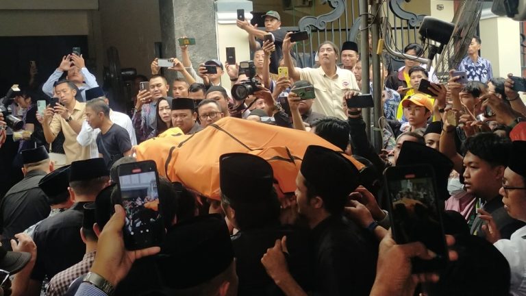 Potret Jenazah Renville Antonio Ketika Sampai di Rumah Duka hingga Disalatkan