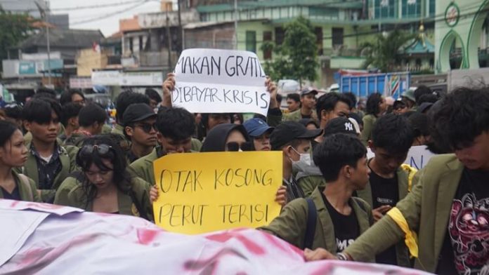 Demo DPRD Jatim Ricuh