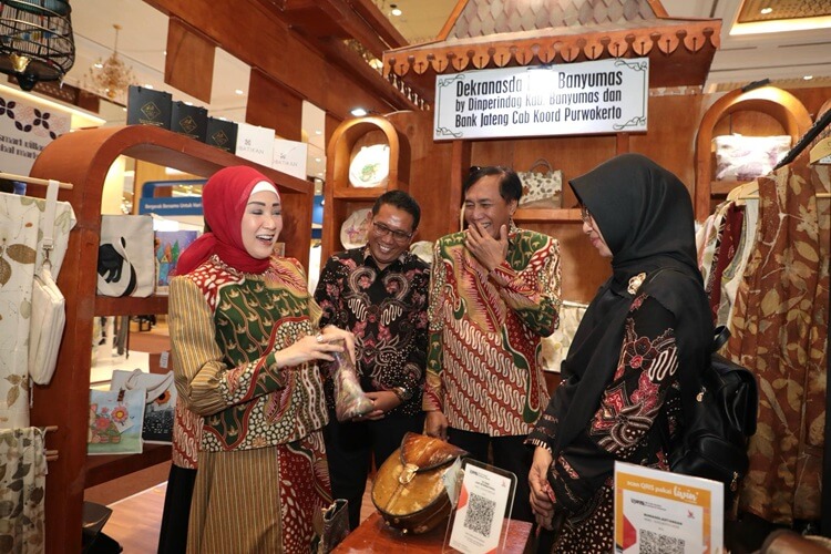 Kunjungi Stan Inacraft 2025, Shinta Nana Ajak “Ngelarisi” Produk UMKM Jateng