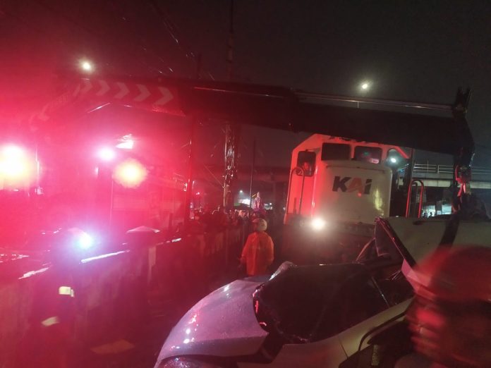 Kereta tabrak mobil di Surabaya