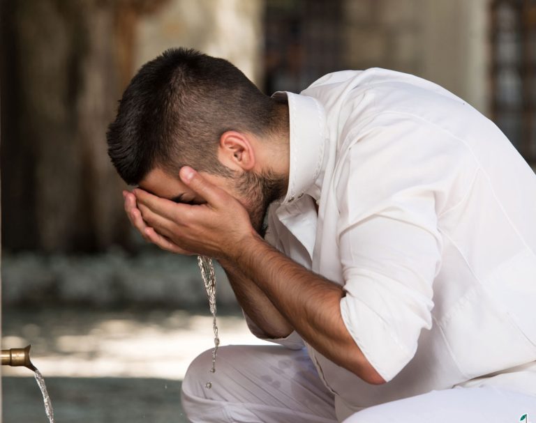 Pakai Skincare Saat Wudhu: Membatalkan atau Tidak? Simak Penjelasannya!