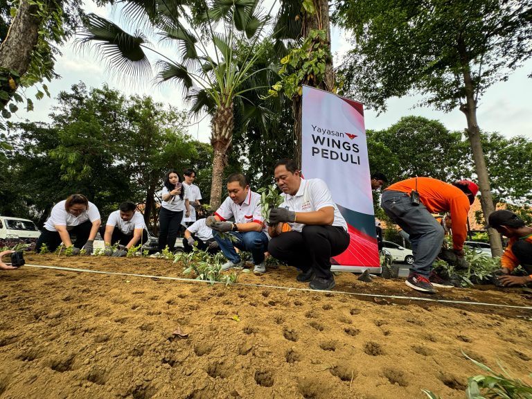 Yayasan Wings Peduli dan Pemkot Hijaukan Taman Jalan Diponegoro Surabaya dengan 10 Ribu Tanaman