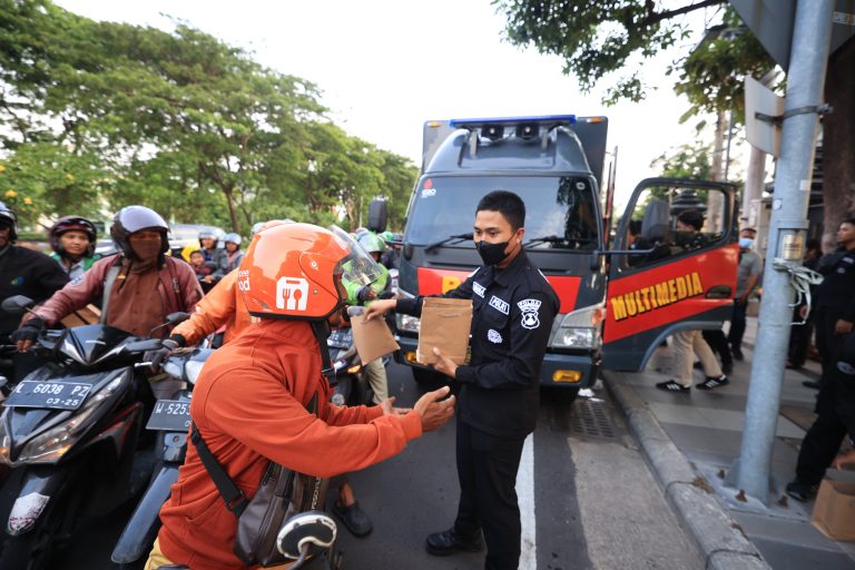 Cara Bidhumas Polda Jatim Beri Imbauan ke Pumudik Lewat Takjil
