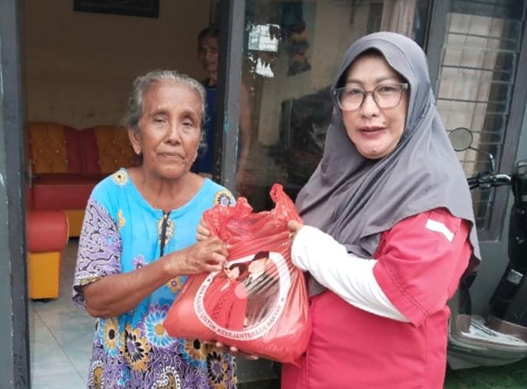 Kader Banteng Kecamatan Dukuh Pakis Salurkan Ratusan Paket Sembako Gelorakan Kedaulatan Pangan