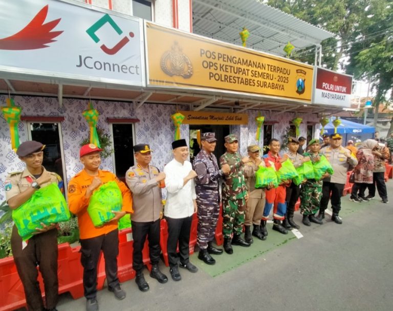 Momen Walikota Surabaya Eri Cek Pospam dan Bagikan Sembago ke Petugas